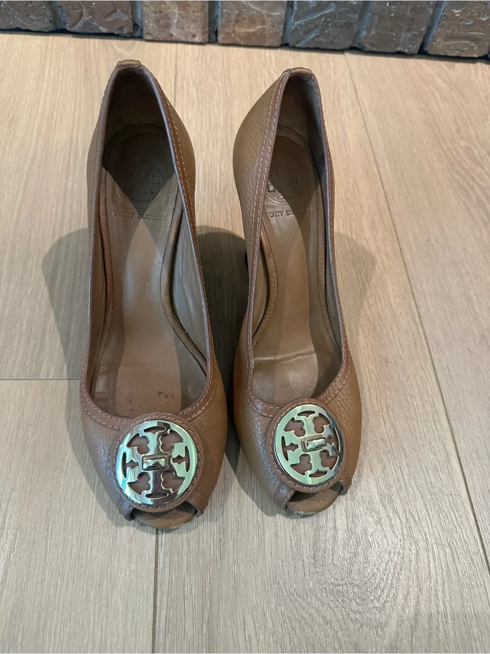Tory Burch Selma Leather Peep Toe Wedge Pumps Tan Gold Logo Medallion Size 8